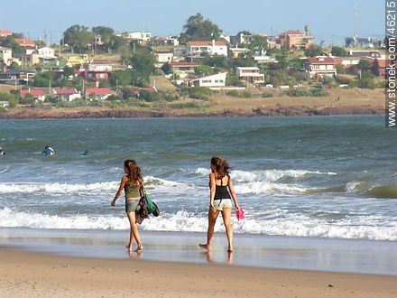 Girls walking along the shore - Department of Maldonado - URUGUAY. Photo #46215