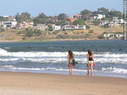 Girls walking along the shore - Department of Maldonado - URUGUAY. Photo #46214