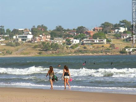 Niñas caminando por la orilla - Departamento de Maldonado - URUGUAY. Foto No. 46213