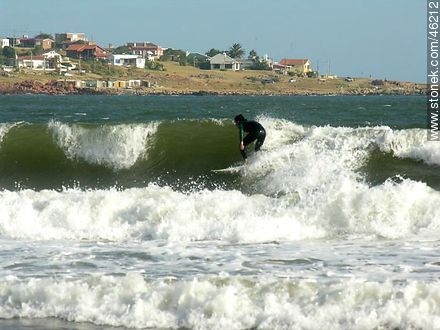 Surfeando cerca de la playa - Departamento de Maldonado - URUGUAY. Foto No. 46212