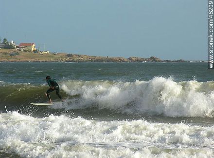 Surfeando cerca de la playa - Departamento de Maldonado - URUGUAY. Foto No. 46209