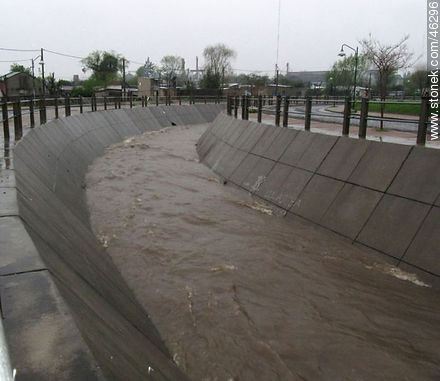 Canal de desagüe de aguas pluviales de la ciudad de Tacuarembó - Departamento de Tacuarembó - URUGUAY. Foto No. 46296