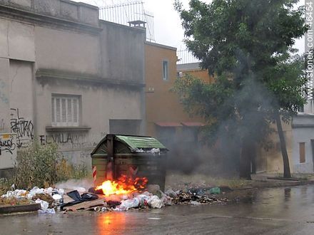 Incendio de contenedor de residuos -  - URUGUAY. Foto No. 46454