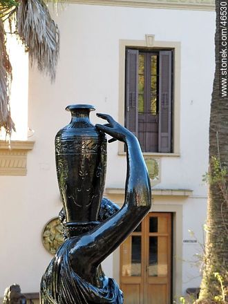 Estatua de bronce de una mujer con un ánfora - Departamento de Montevideo - URUGUAY. Foto No. 46530