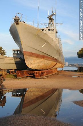 Buque a la espera de reparación en el dique de la Armada Nacional - Departamento de Montevideo - URUGUAY. Foto No. 46689
