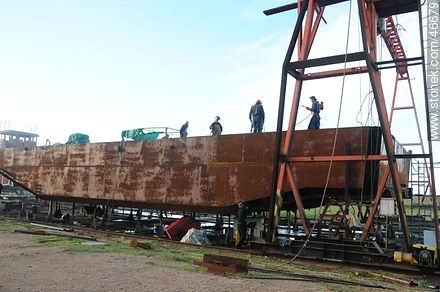 Construcción de una barcaza en el dique de la Armada - Departamento de Montevideo - URUGUAY. Foto No. 46679