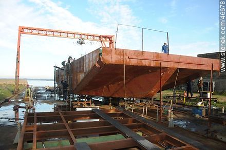 Construcción de una barcaza en el dique de la Armada - Departamento de Montevideo - URUGUAY. Foto No. 46678