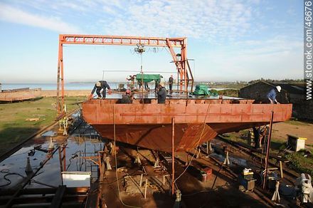 Construcción de una barcaza en el dique de la Armada - Departamento de Montevideo - URUGUAY. Foto No. 46676