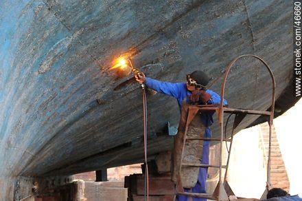 Repairing the hull of a ship - Department of Montevideo - URUGUAY. Photo #46660