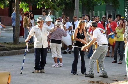 Preparing for Llamadas parade - Department of Montevideo - URUGUAY. Foto No. 47038
