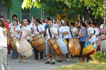 Preparing for Llamadas parade - Department of Montevideo - URUGUAY. Foto No. 47036