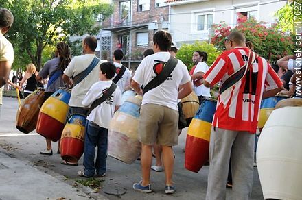 Preparing for Llamadas parade - Department of Montevideo - URUGUAY. Foto No. 47027
