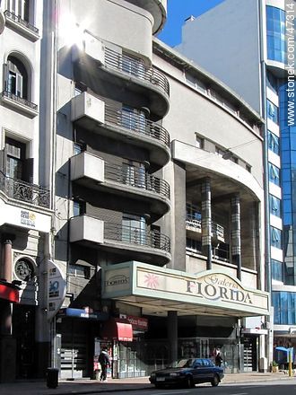 Edificio estilo art decó en la Av. 18 de Julio - Departamento de Montevideo - URUGUAY. Foto No. 47314
