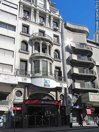 Edificio de radio Monte Carlo en la Av. 18 de Julio - Departamento de Montevideo - URUGUAY. Foto No. 47313