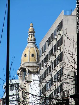 Cúpula del edificio San Felipe y Santiago en la Av. 18 de Julio y Yaguarón - Departamento de Montevideo - URUGUAY. Foto No. 47312