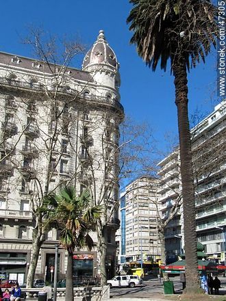 Plaza Cagancha y Palacio Montero - Departamento de Montevideo - URUGUAY. Foto No. 47305