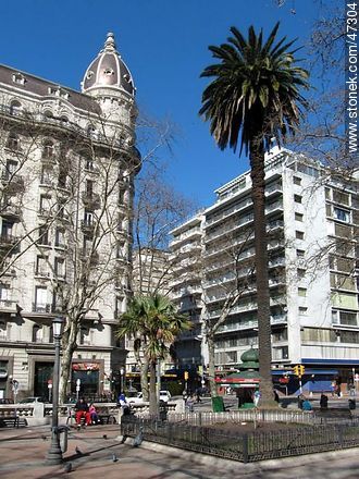 Plaza Cagancha y Palacio Montero - Departamento de Montevideo - URUGUAY. Foto No. 47304