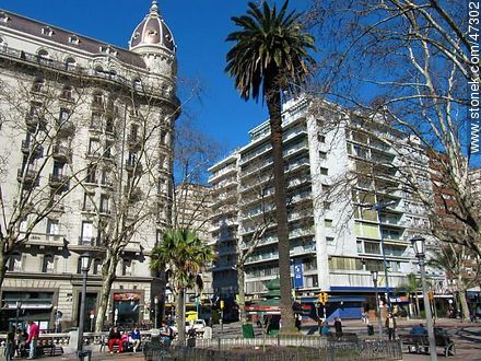 Plaza Cagancha y Palacio Montero - Departamento de Montevideo - URUGUAY. Foto No. 47302