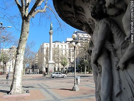 Estatua de la Libertad y plazas Cagancha y Libertad - Departamento de Montevideo - URUGUAY. Foto No. 47299