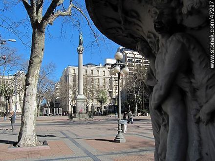 Estatua de la Libertad y plazas Cagancha y Libertad - Departamento de Montevideo - URUGUAY. Foto No. 47297