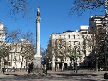 Estatua de la Libertad en el kilómetro cero de Montevideo - Departamento de Montevideo - URUGUAY. Foto No. 47296