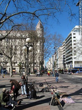 Artesanos en Plaza Cagancha - Departamento de Montevideo - URUGUAY. Foto No. 47293