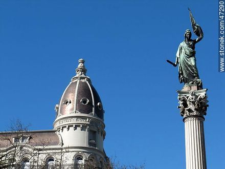 Statue of Liberty and dome of Palacio Montero - Department of Montevideo - URUGUAY. Photo #47290