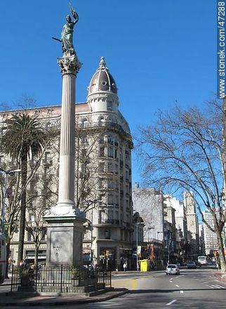 Statue of Liberty and Palacio Montero - Department of Montevideo - URUGUAY. Photo #47288
