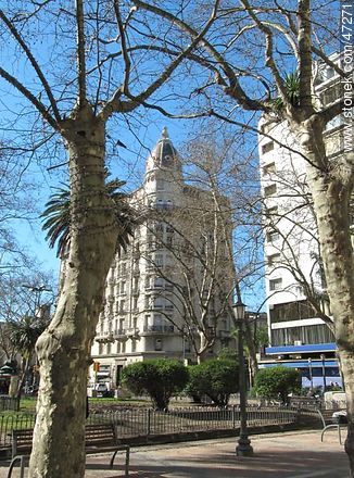 Plaza Libertad y Palacio Montero en la Av. 18 de Julio - Departamento de Montevideo - URUGUAY. Foto No. 47271