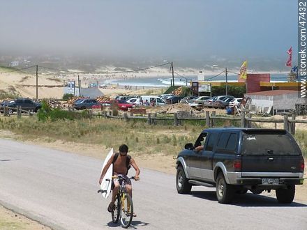 A la playa con la tabla - Departamento de Maldonado - URUGUAY. Foto No. 47432