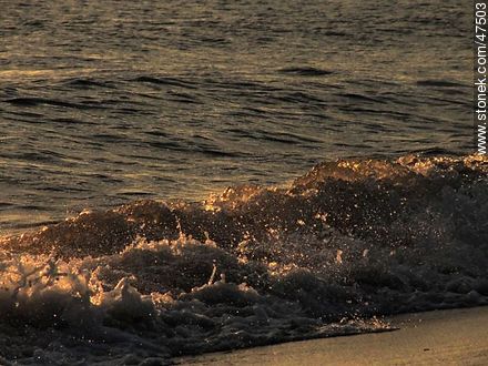 Breaking waves on the shore at sunset - Department of Maldonado - URUGUAY. Photo #47503