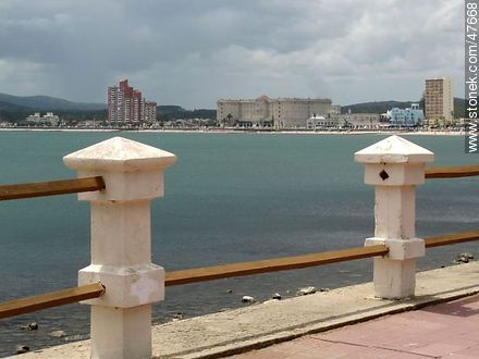 Día de tormenta en la rambla de Piriápolis - Departamento de Maldonado - URUGUAY. Foto No. 47668