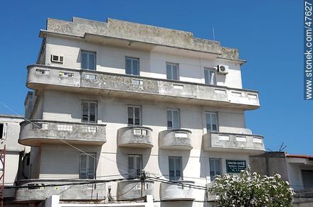 Edificio de la avenida Piria - Departamento de Maldonado - URUGUAY. Foto No. 47627