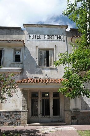 Ex hotel Porteño en la calle Chacabuco - Departamento de Maldonado - URUGUAY. Foto No. 47620