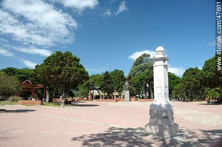 Plaza en la calle Tucumán - Departamento de Maldonado - URUGUAY. Foto No. 47601