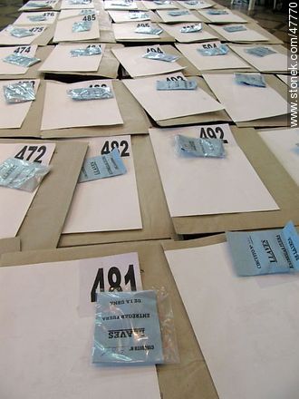 Estudio de votos observados en la Junta Electoral. Llaves de las urnas. - Departamento de Montevideo - URUGUAY. Foto No. 47770