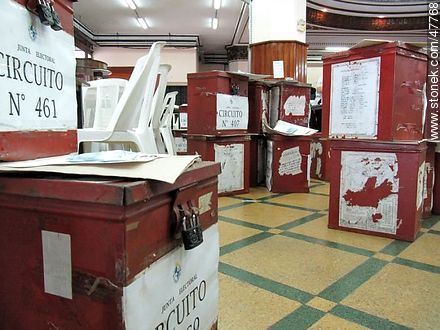 Estudio de votos observados en la Junta Electoral. Urnas. - Departamento de Montevideo - URUGUAY. Foto No. 47768
