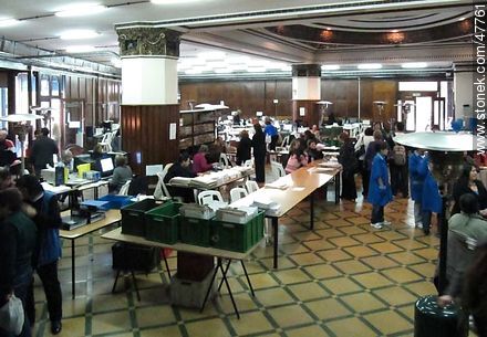 Estudio de votos observados en la Junta Electoral - Departamento de Montevideo - URUGUAY. Foto No. 47761