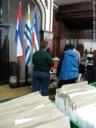 Estudio de votos observados en la Junta Electoral. Hora del almuerzo. - Departamento de Montevideo - URUGUAY. Foto No. 47760