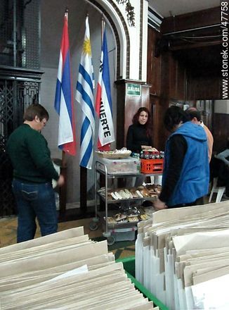 Estudio de votos observados en la Junta Electoral. Hora del almuerzo. - Departamento de Montevideo - URUGUAY. Foto No. 47758