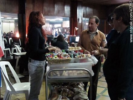 Analysis of observed votes in the Junta Electoral. Lunch time. - Department of Montevideo - URUGUAY. Photo #47757