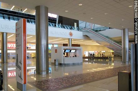 Aeropuerto Internacional de Carrasco. Hall central de planta baja - Departamento de Canelones - URUGUAY. Foto No. 47849