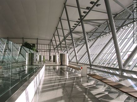 Aeropuerto Internacional de Carrasco. Vista del segundo piso - Departamento de Canelones - URUGUAY. Foto No. 47803