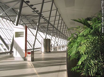 Aeropuerto Internacional de Carrasco. Vista del segundo piso - Departamento de Canelones - URUGUAY. Foto No. 47799