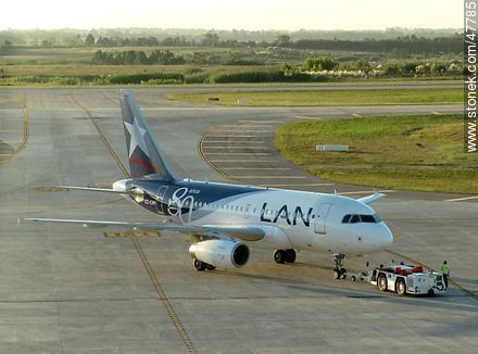 Aeropuerto Internacional de Carrasco. Airbus A318 de Lan. - Departamento de Canelones - URUGUAY. Foto No. 47785