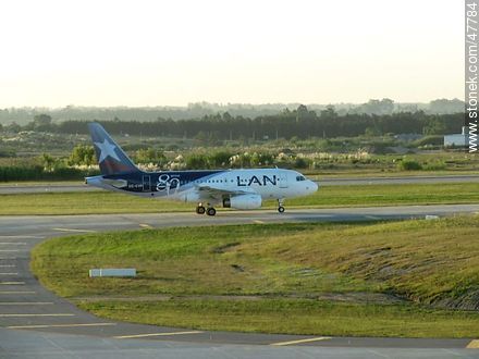 Aeropuerto Internacional de Carrasco. Airbus A318 de Lan. - Departamento de Canelones - URUGUAY. Foto No. 47784