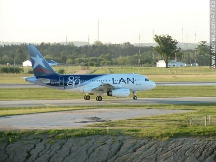 Aeropuerto Internacional de Carrasco. Airbus A318 de Lan. - Departamento de Canelones - URUGUAY. Foto No. 47783