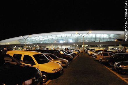 Aeropuerto Internacional de Carrasco. Estacionamiento en la noche. - Departamento de Canelones - URUGUAY. Foto No. 47847