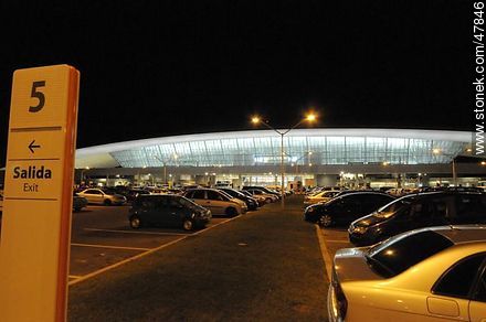 Aeropuerto Internacional de Carrasco. Estacionamiento en la noche. - Departamento de Canelones - URUGUAY. Foto No. 47846