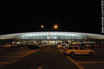 Aeropuerto Internacional de Carrasco. Estacionamiento en la noche. - Departamento de Canelones - URUGUAY. Foto No. 47845